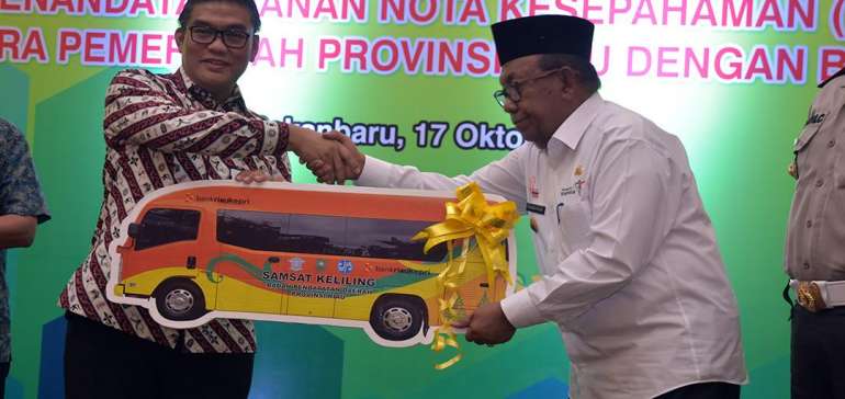 Bank Riau-Kepri Hibahkan Empat Mobil Samsat Keliling